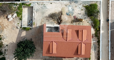 Six bedroom House with swimming pool for Sale in Souni-Zanakia