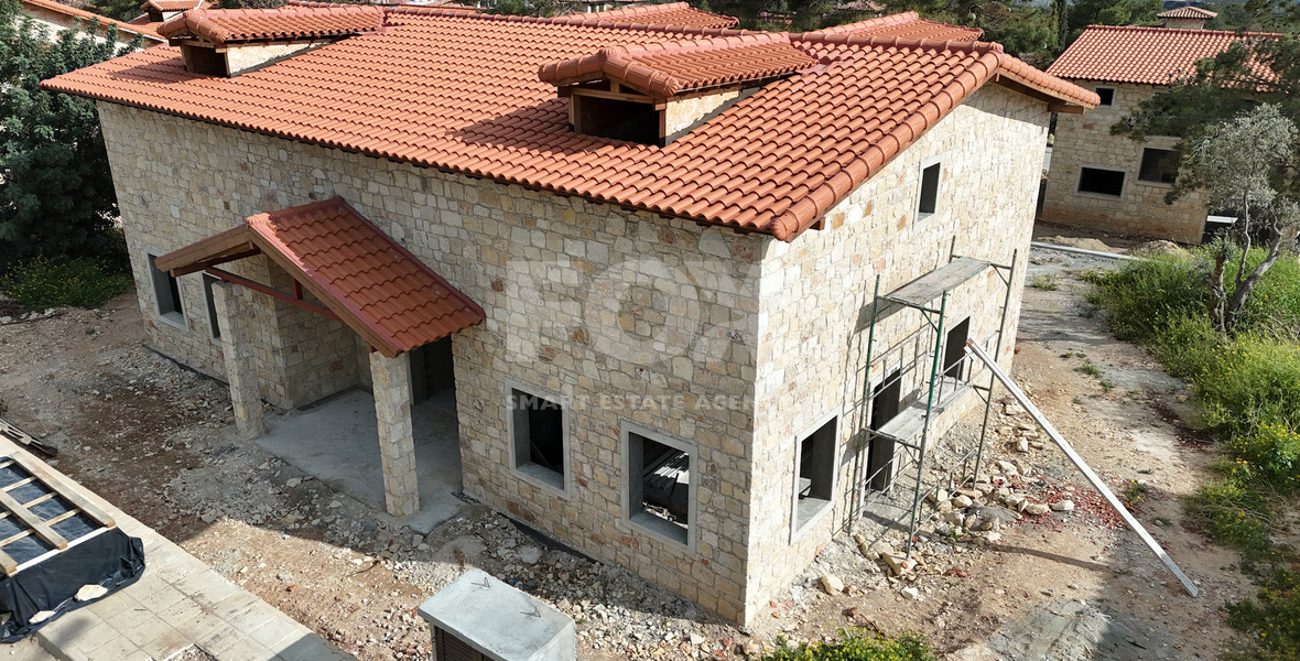 Six bedroom House with swimming pool for Sale in Souni-Zanakia