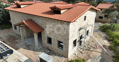 Six bedroom House with swimming pool for Sale in Souni-Zanakia