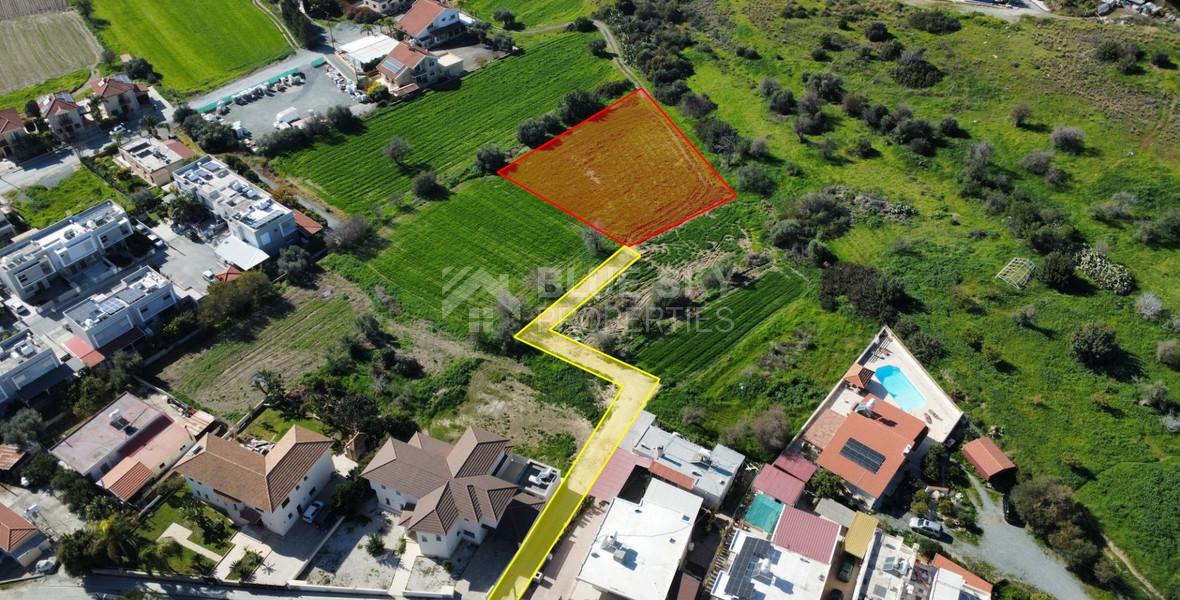 Residential Field for sale in Pyrgos: Right-of-Way with Public Road Development Potential