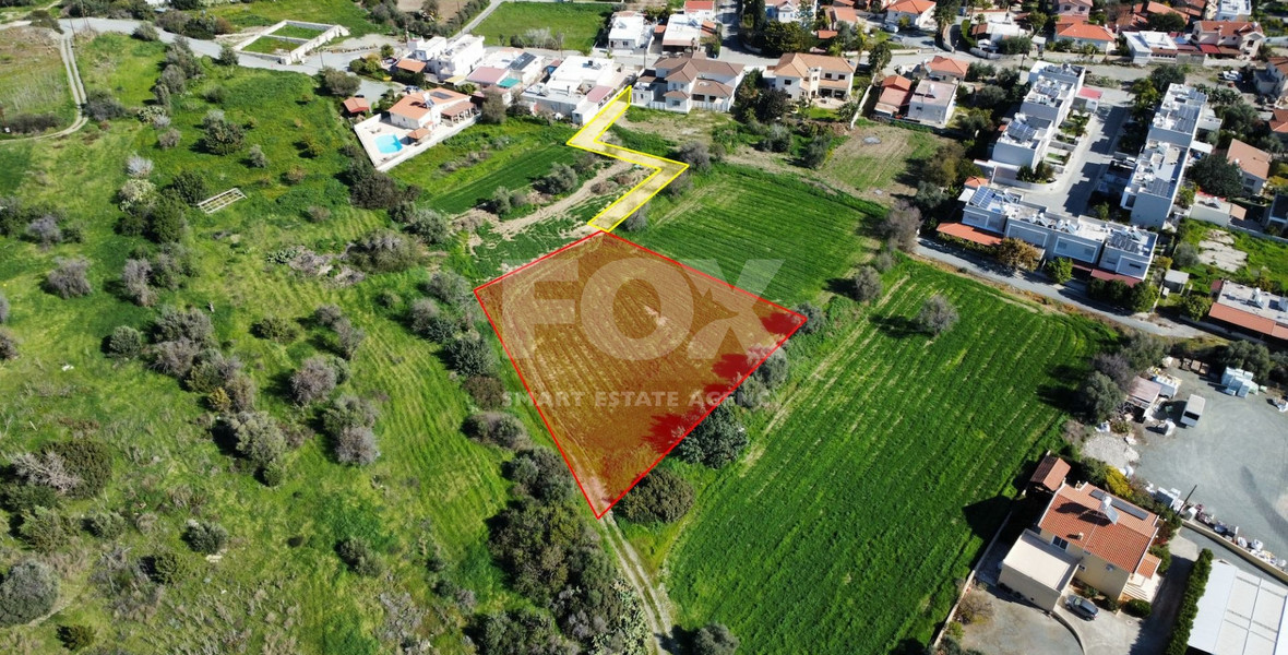 Residential Field for sale in Pyrgos: Right-of-Way with Public Road Development Potential