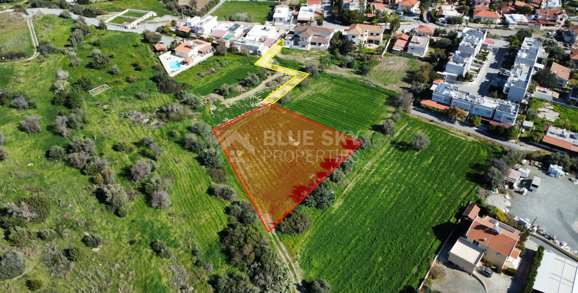 Residential Field for sale in Pyrgos: Right-of-Way with Public Road Development Potential