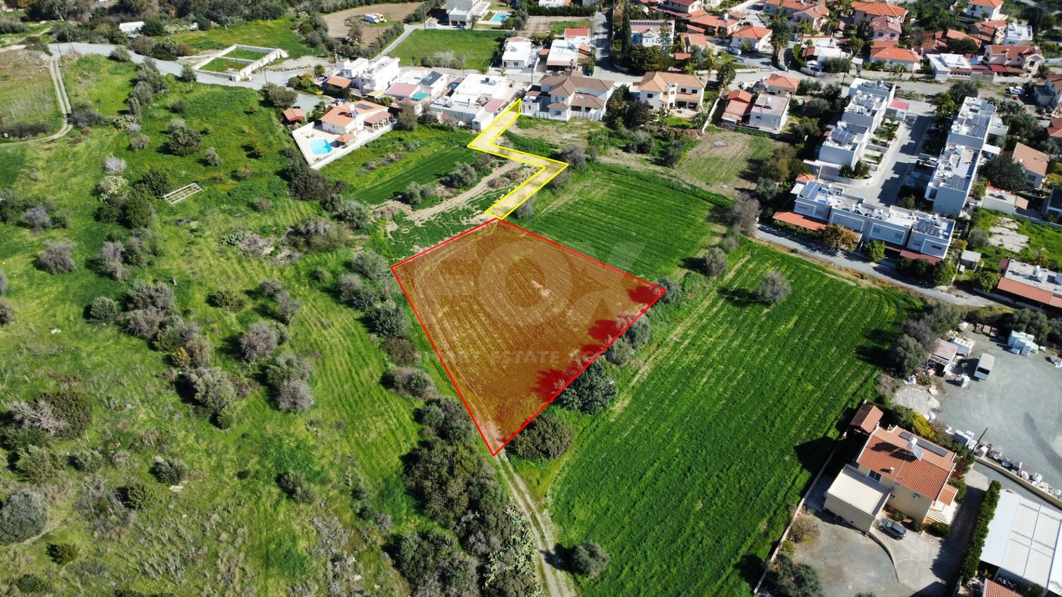Residential Field for sale in Pyrgos: Right-of-Way with Public Road Development Potential