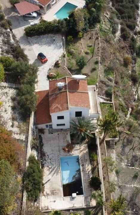 Detached Villa with Stunning Views and Unexhausted Building Density in Tala – Renovation Opportunity