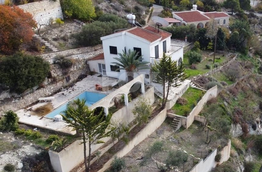 Detached Villa with Stunning Views and Unexhausted Building Density in Tala – Renovation Opportunity