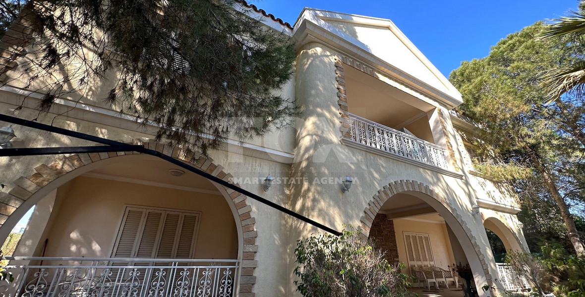 OUTSTANDING OPPORTUNITY  TO RENOVATE A GRAND VILLA OR DEMILISH AND BUILD BLOCK OF APARTMENTS IN  AP. PETROU KAI PAVLOU (NO VAT ON PLOT).