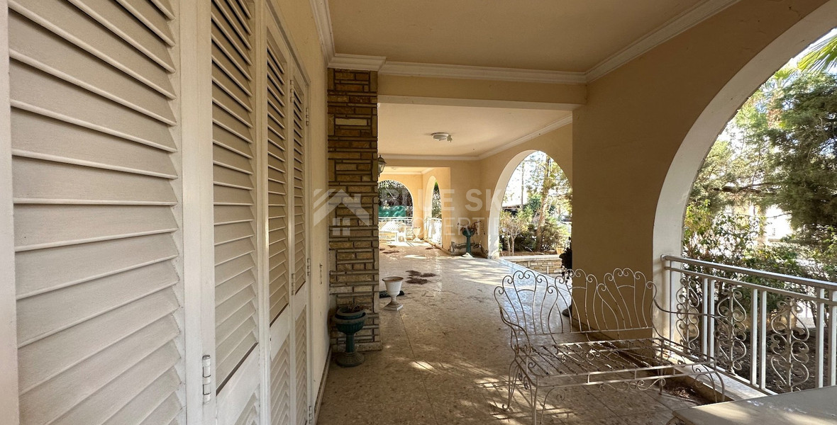 OUTSTANDING OPPORTUNITY  TO RENOVATE A GRAND VILLA OR DEMOLISH AND BUILD BLOCK OF APARTMENTS IN  AP. PETROU KAI PAVLOU (NO VAT ON PLOT).