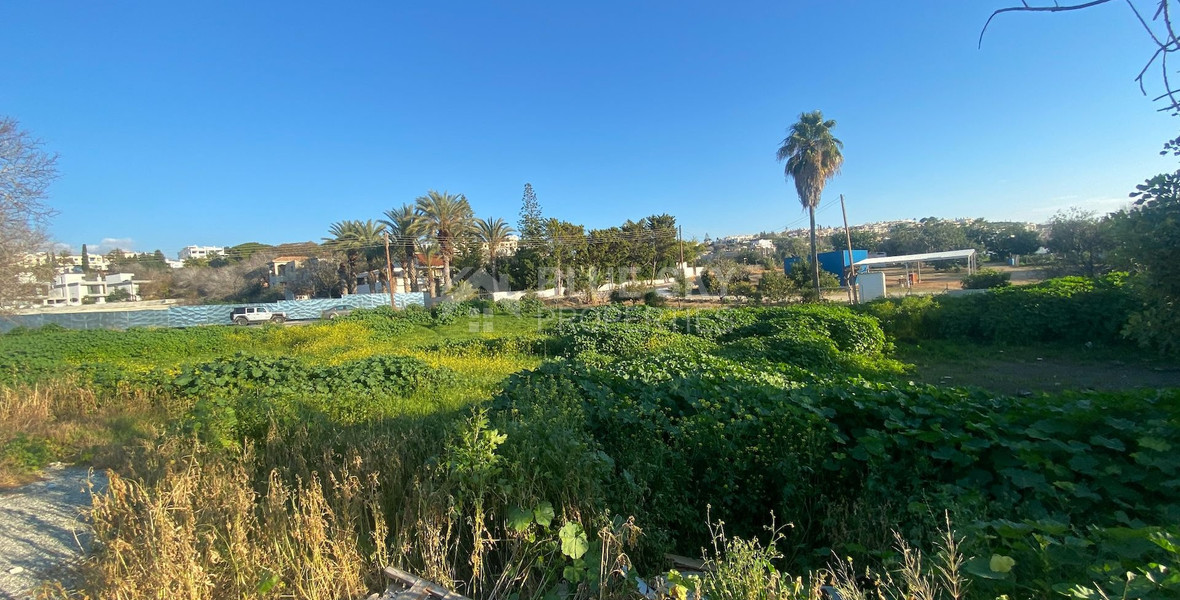 Spacious 2000 m2 plot  in Chlorakas