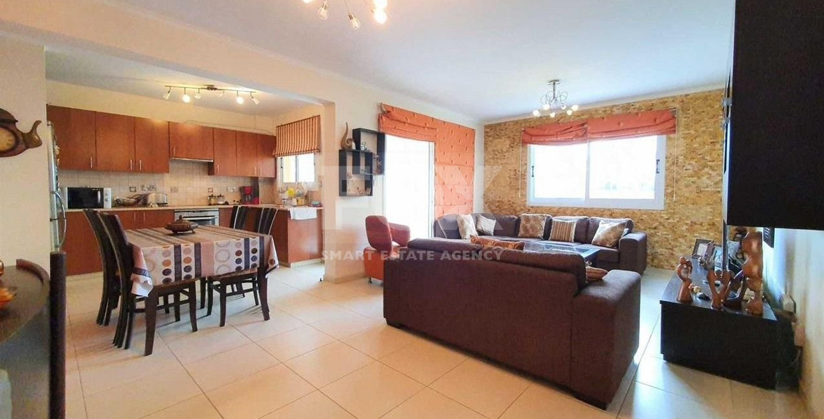 Spacious 3 Bedroom Apartment with front terrace for Rent in Mesa Geitonia