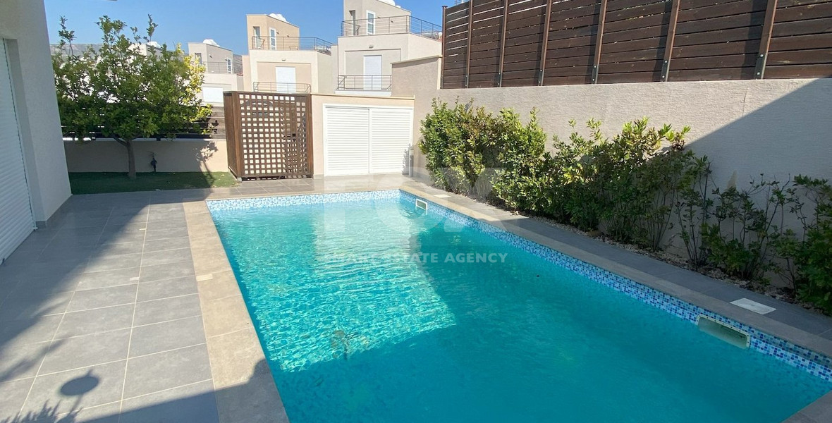 Four bedroom detached villa with pool for rent in Mesovounia