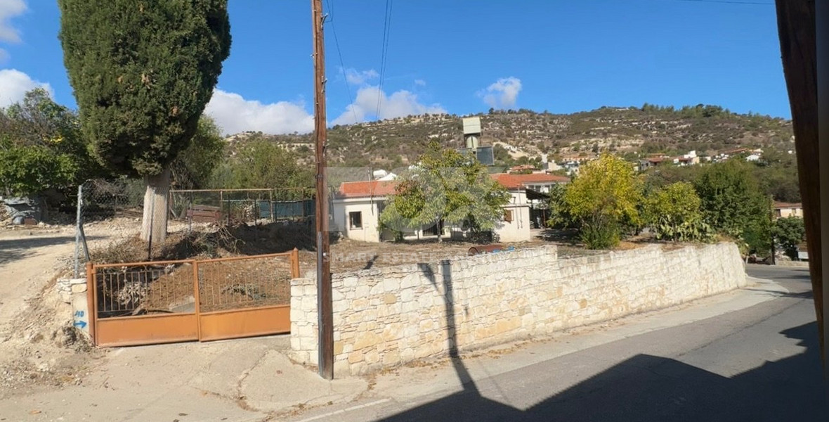 Ground-Floor House on a Corner Plot with High Development Potential in Salamiou Village