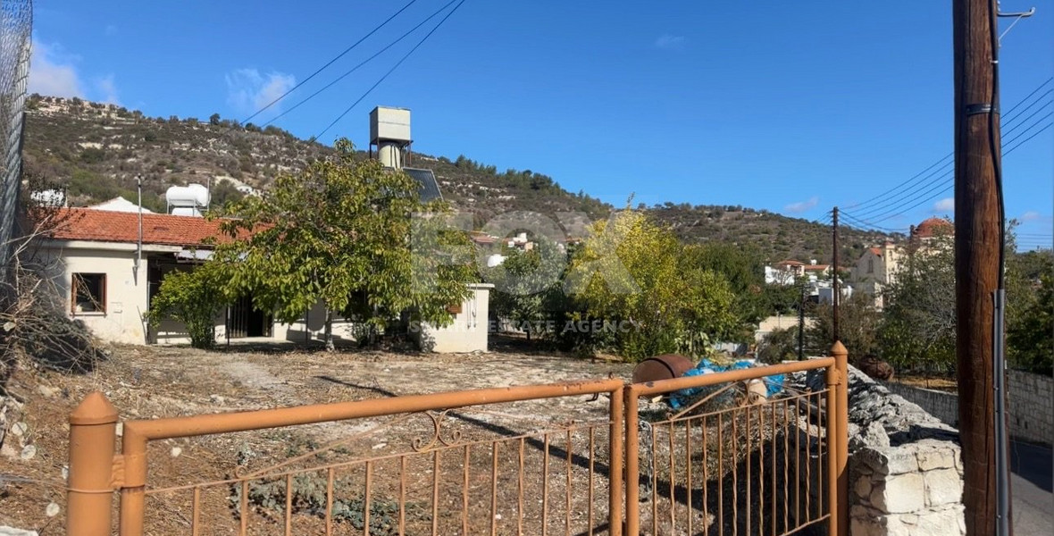 Ground-Floor House on a Corner Plot with High Development Potential in Salamiou Village