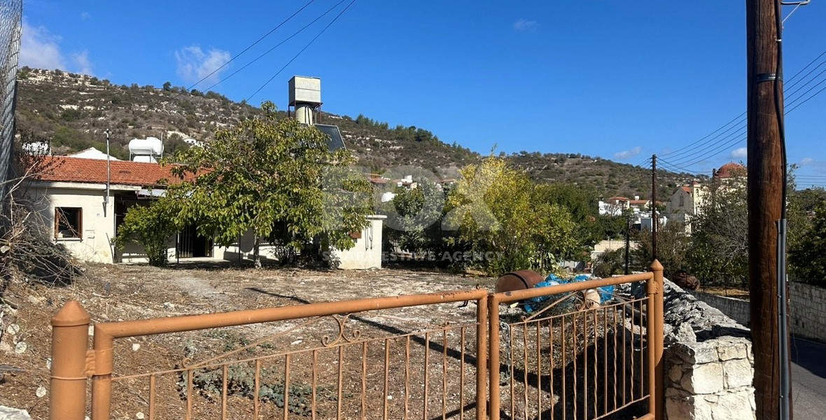 Ground-Floor House on a Corner Plot with High Development Potential in Salamiou Village