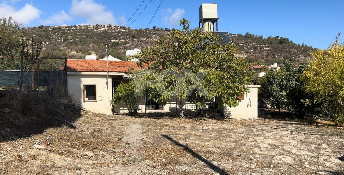 Ground-Floor House on a Corner Plot with High Development Potential in Salamiou Village