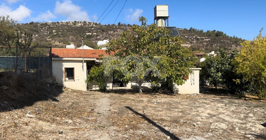Ground-Floor House on a Corner Plot with High Development Potential in Salamiou Village