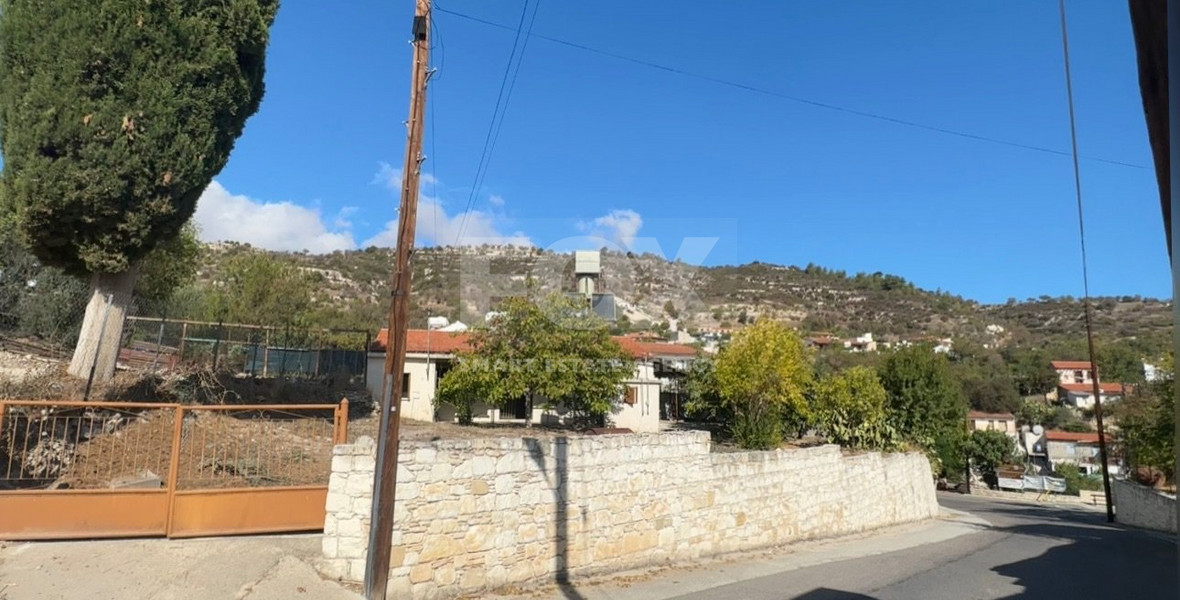 Ground-Floor House on a Corner Plot with High Development Potential in Salamiou Village