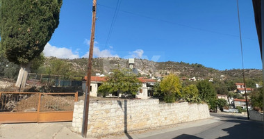 Ground-Floor House on a Corner Plot with High Development Potential in Salamiou Village