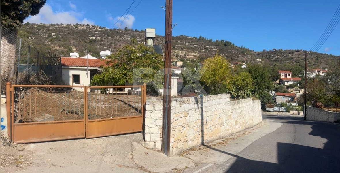 Ground-Floor House on a Corner Plot with High Development Potential in Salamiou Village