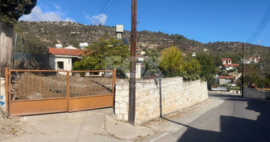 Ground-Floor House on a Corner Plot with High Development Potential in Salamiou Village