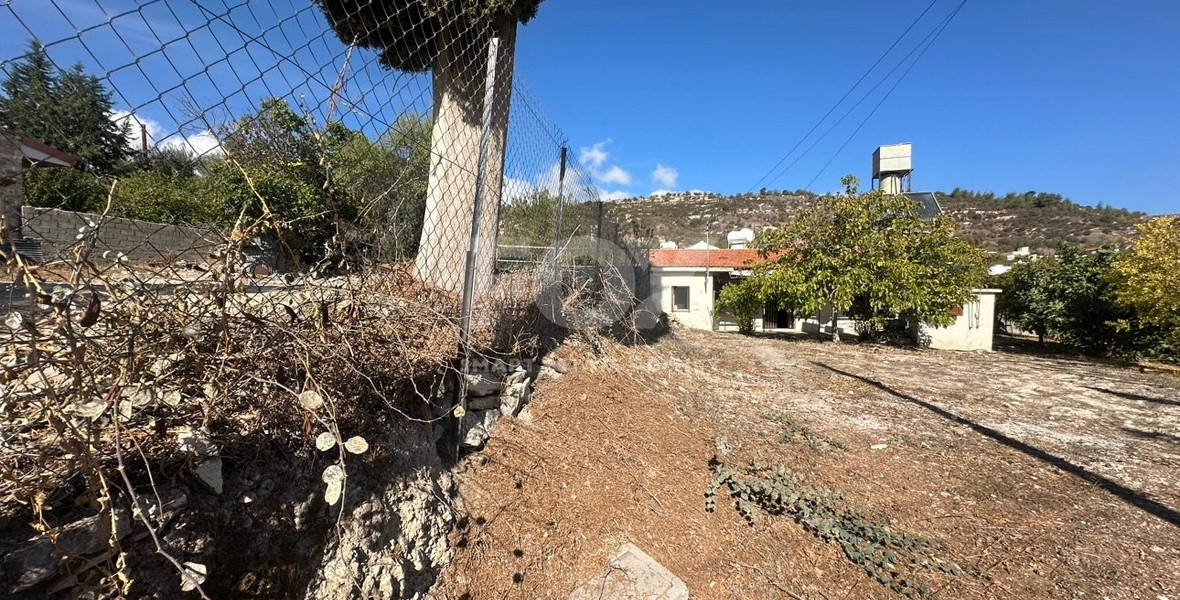 Ground-Floor House on a Corner Plot with High Development Potential in Salamiou Village