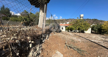 Ground-Floor House on a Corner Plot with High Development Potential in Salamiou Village