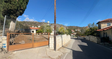 Ground-Floor House on a Corner Plot with High Development Potential in Salamiou Village