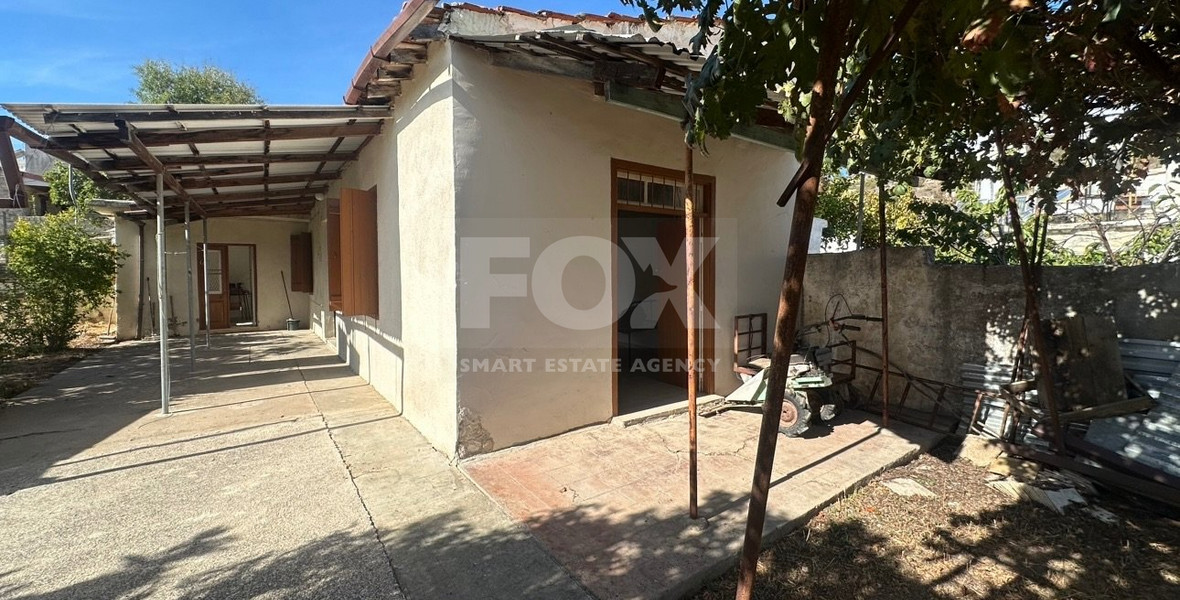 Ground-Floor House on a Corner Plot with High Development Potential in Salamiou Village