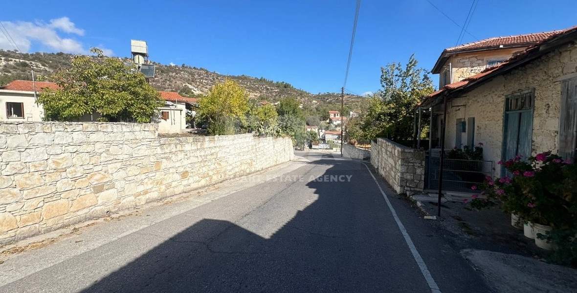 Ground-Floor House on a Corner Plot with High Development Potential in Salamiou Village