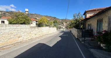 Ground-Floor House on a Corner Plot with High Development Potential in Salamiou Village