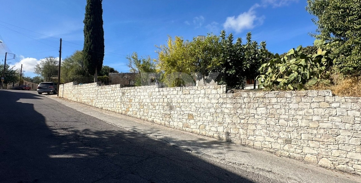 Ground-Floor House on a Corner Plot with High Development Potential in Salamiou Village