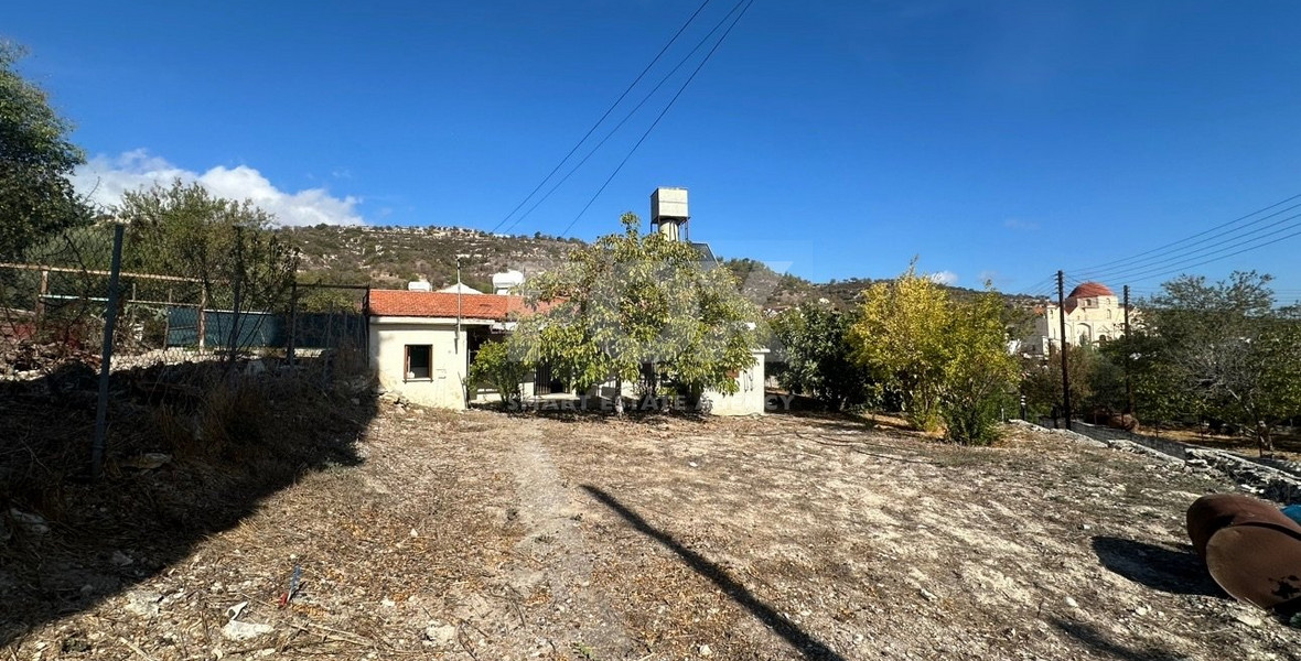 Ground-Floor House on a Corner Plot with High Development Potential in Salamiou Village