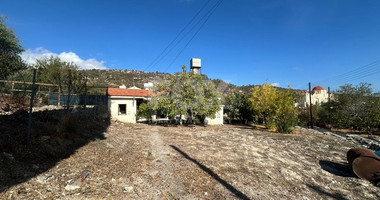Ground-Floor House on a Corner Plot with High Development Potential in Salamiou Village
