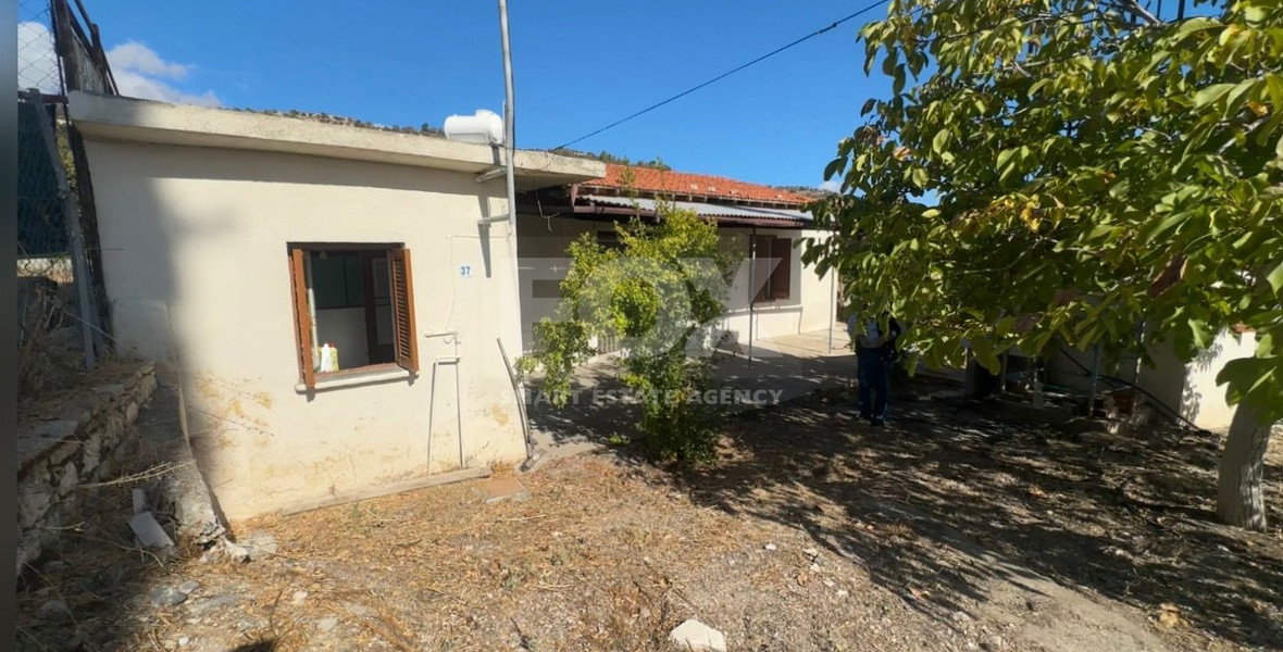 Ground-Floor House on a Corner Plot with High Development Potential in Salamiou Village