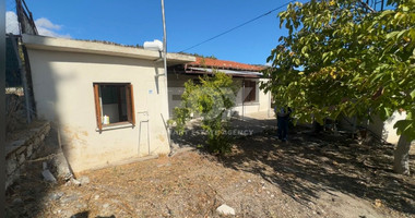 Ground-Floor House on a Corner Plot with High Development Potential in Salamiou Village
