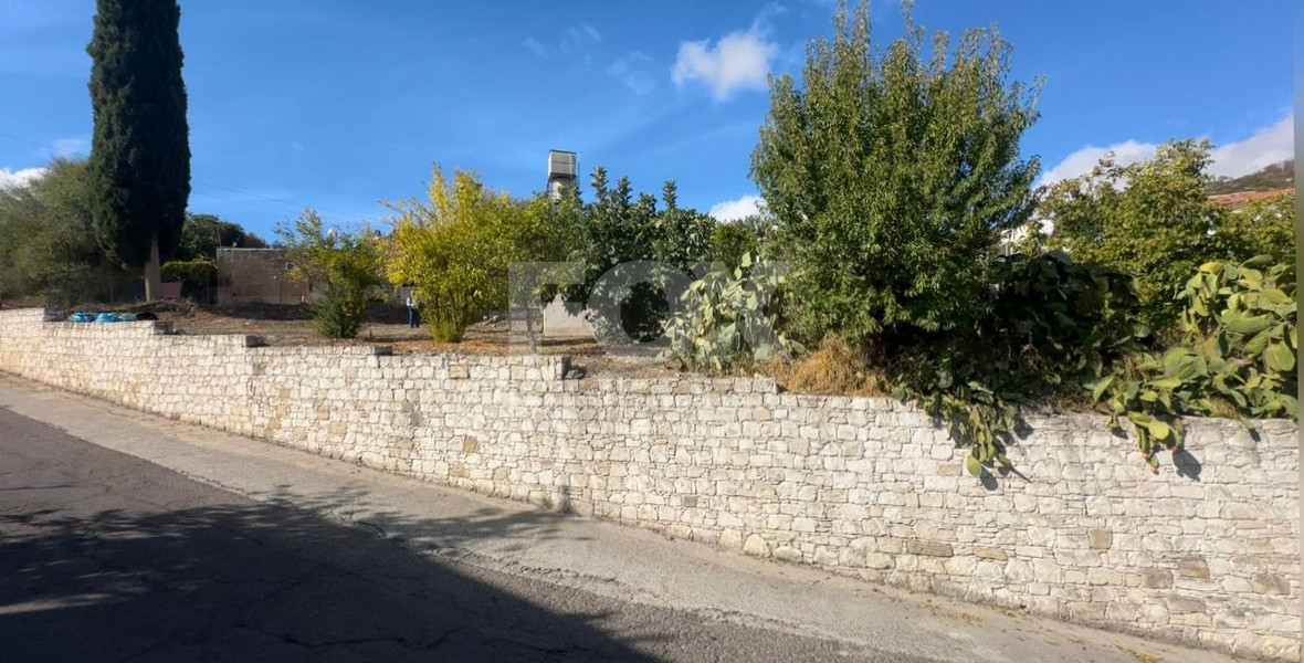 Ground-Floor House on a Corner Plot with High Development Potential in Salamiou Village