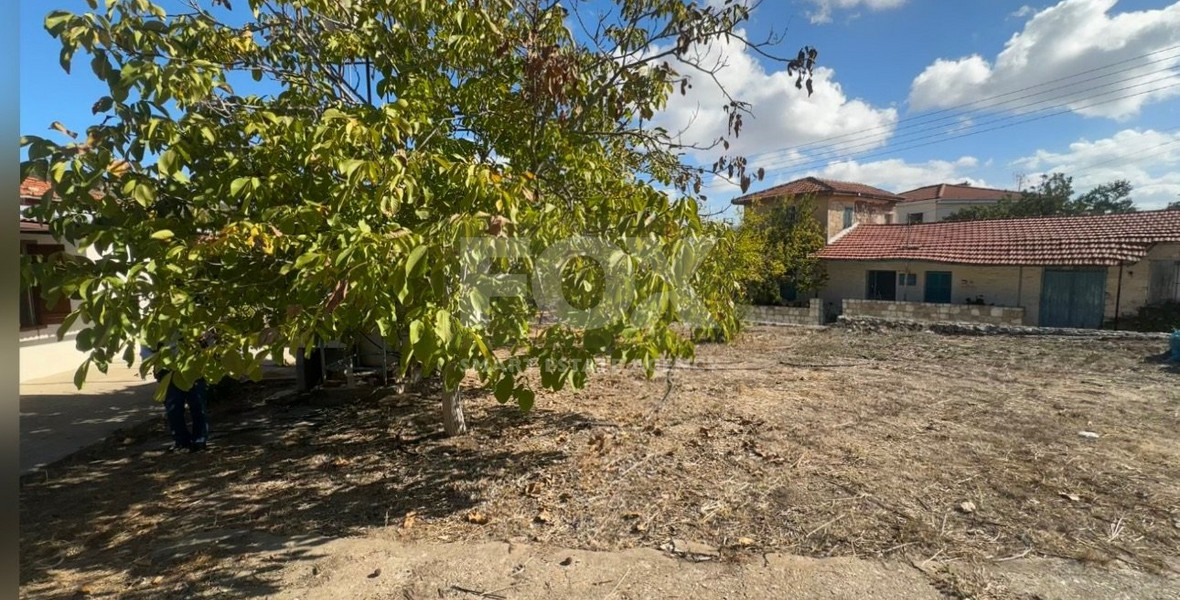 Ground-Floor House on a Corner Plot with High Development Potential in Salamiou Village