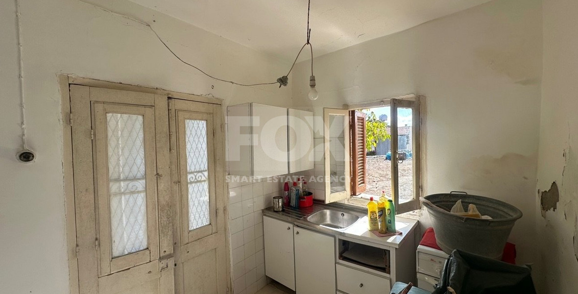 Ground-Floor House on a Corner Plot with High Development Potential in Salamiou Village
