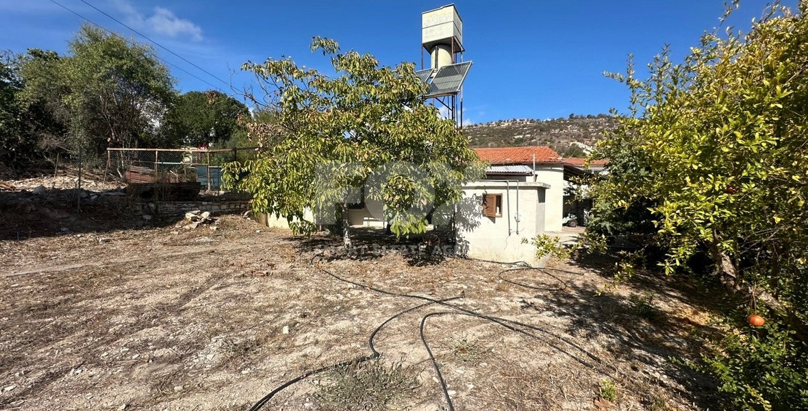 Ground-Floor House on a Corner Plot with High Development Potential in Salamiou Village
