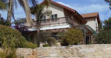 Spacious 4 Bedroom House with Pool in Souni-Zanakia