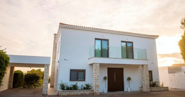 Spacious four bedroom fully Furnished Detached Villa in Sea Caves