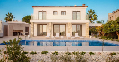 Spacious four bedroom fully Furnished Detached Villa in Sea Caves