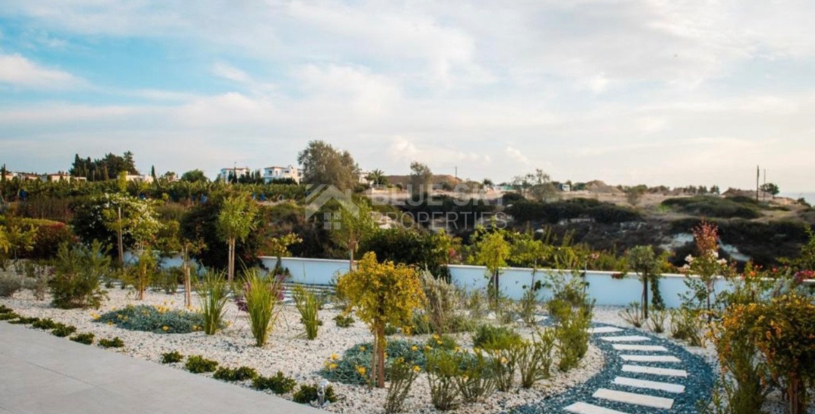 Spacious four bedroom fully Furnished Detached Villa in Sea Caves