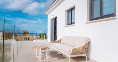 Spacious four bedroom fully Furnished Detached Villa in Sea Caves