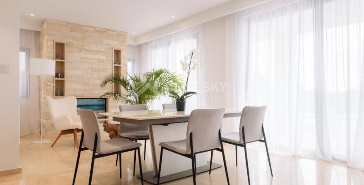 Spacious four bedroom fully Furnished Detached Villa in Sea Caves