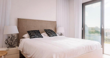 Spacious four bedroom fully Furnished Detached Villa in Sea Caves