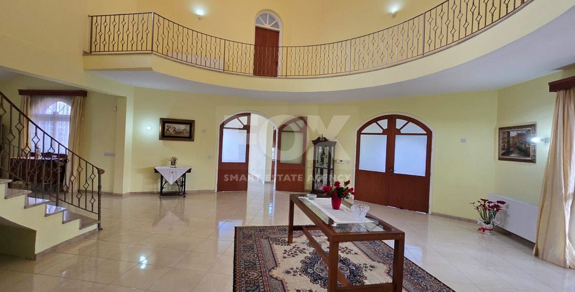 Spacious unfurnished 7 bedroom house with pool in Asgata