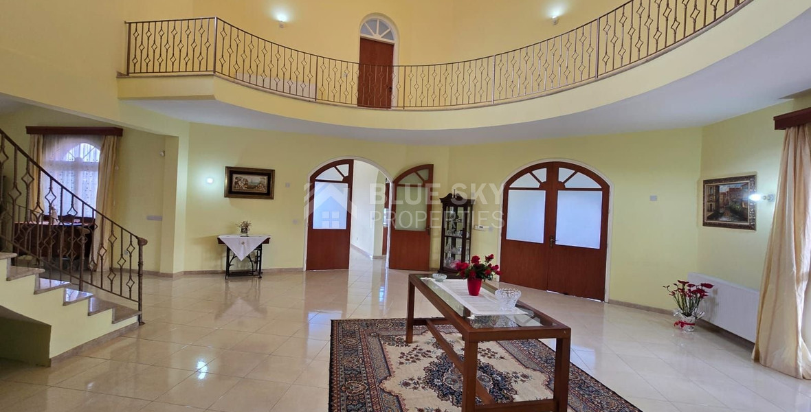 Spacious unfurnished 7 bedroom house with pool in Asgata