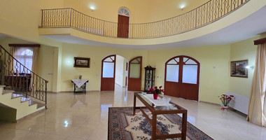 Spacious unfurnished 7 bedroom house with pool in Asgata