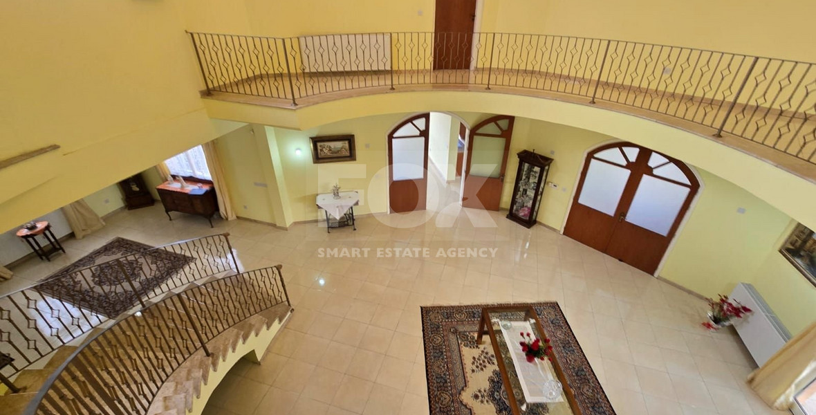 Spacious unfurnished 7 bedroom house with pool in Asgata