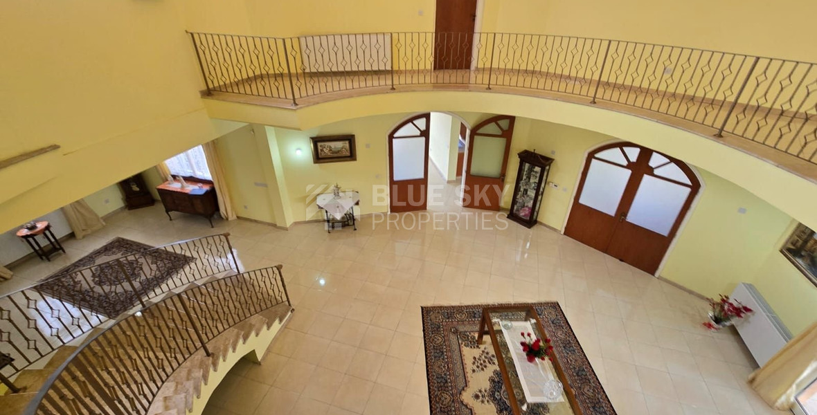 Spacious unfurnished 7 bedroom house with pool in Asgata